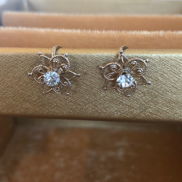 Jewelry - Delicate vintage earrings